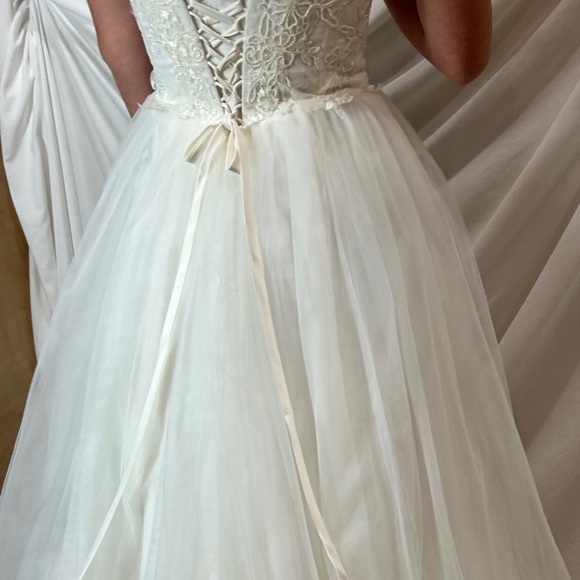 David’s Bridal Gown Wedding Dress Lace Corset Tulle Princess style size 2 ivory - Picture 13 of 16